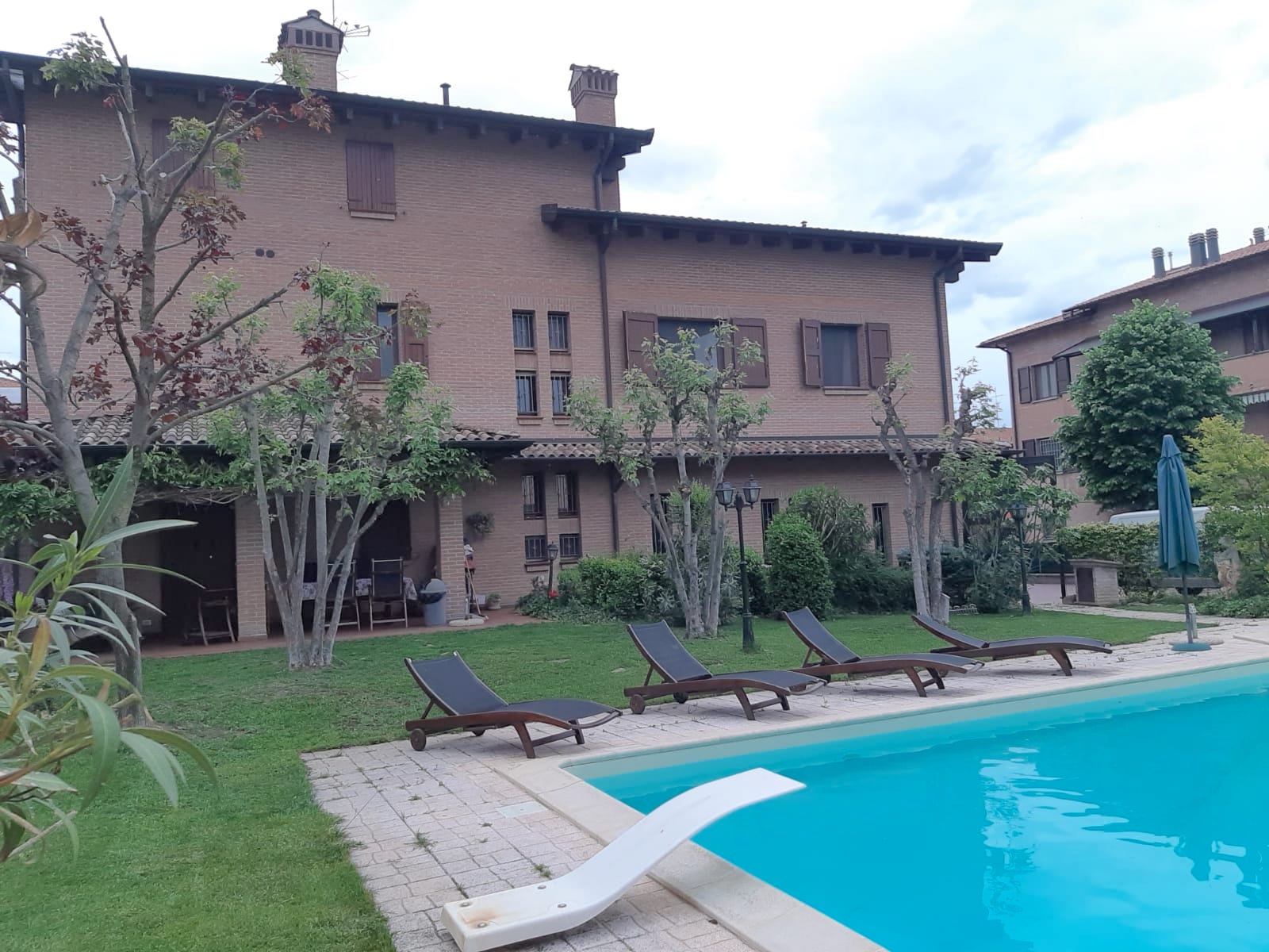 Villa bifamiliare indipendente con piscina